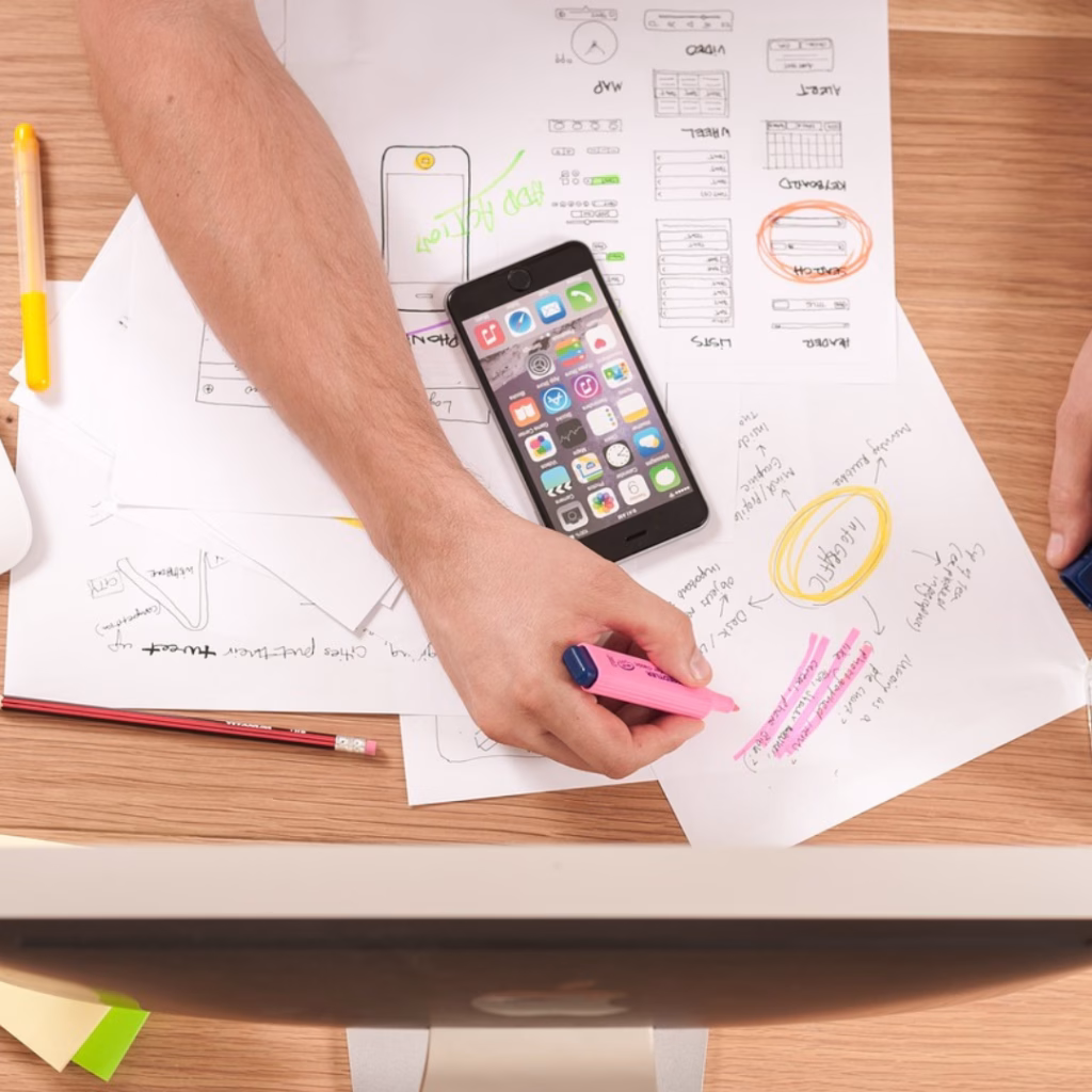 Trabajar como freelancer ofrece muchas ventajas, como la flexibilidad y la independencia. Pero también viene con su propio conjunto de desafíos. Aquí te dejamos algunos de los más comunes y consejos para enfrentarlos.