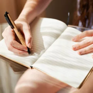 Guía "De la Reflexión a la Acción", una herramienta práctica que te ayudará a visualizar tu situación actual, descubrir oportunidades de crecimiento y diseñar acciones concretas para avanzar hacia la vida que deseas.