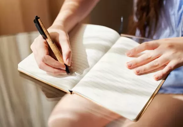 Guía "De la Reflexión a la Acción", una herramienta práctica que te ayudará a visualizar tu situación actual, descubrir oportunidades de crecimiento y diseñar acciones concretas para avanzar hacia la vida que deseas.