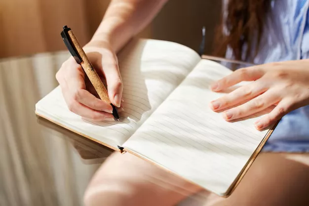 Guía "De la Reflexión a la Acción", una herramienta práctica que te ayudará a visualizar tu situación actual, descubrir oportunidades de crecimiento y diseñar acciones concretas para avanzar hacia la vida que deseas.